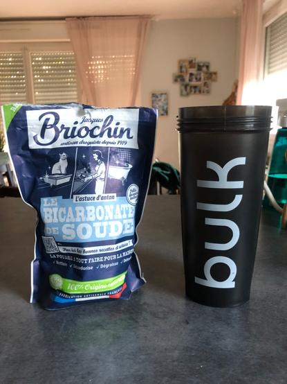 Shaker de whey à côté d’un sac de bicarbonate de soude