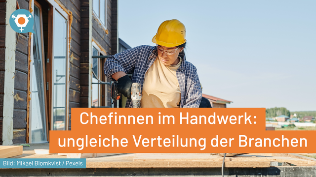 Im Hintergrund zu sehen ist eine Frau auf einer Baustelle, die mit einem Akkuschrauber Holzbalken verschraubt. Im Vordergrund ist ein zweizeiliges, orangefarbenes Banner mit weißer Schrift: "Chefinnen im Handwerk: ungleiche Verteilungen der Branche". Darunter ist links ein kleineres, einzeiliges, hellblaues Banner mit weißer Schrift: "Bild: Mikael Blomkvist / Pexels".