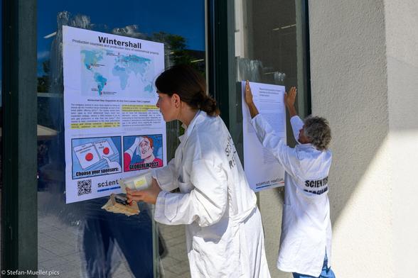 Scientist Rebellion protestiert gegen das Sponsoring von DEA Wintershall und RWE für die Konferenz GeoBerlin2023, Henry-Ford-Bau, Freie Universität Berlin, 05.09.2023