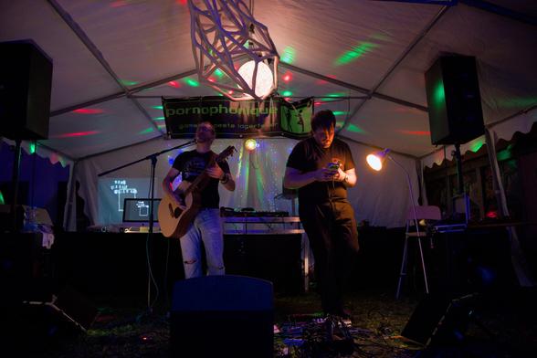 Bild von den beiden Künstlern von Pornophonique bei ihrem Konzert.