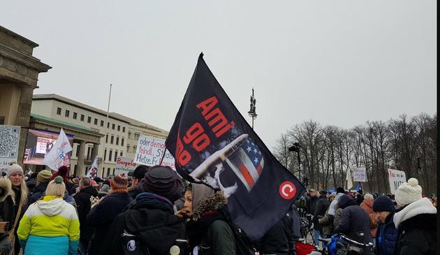 Eine Demonstration vor dem Brandenburger Tor. In der Bildmitte eine
Fahne der rechtsextremen Gruppeirung "Compact" mit der Aufschrift "Ami
go home".