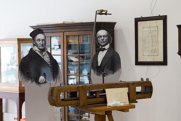 Images of Carl Friedrich Gauß and Wilhelm Eduard Weber, standing behind the "sending" part.