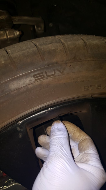 aus Autoreifen wird die Luft rausgelassen