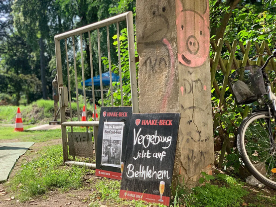 Toreingang in einen idyllischen Garten mit einem Schild "Vergebung - Jetzt auf Betlehem"
(C) leipzig-leben.de