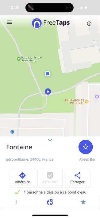 capture d'écran de l'application avec un point représentant la fontaine et un autre ma position à proximité
