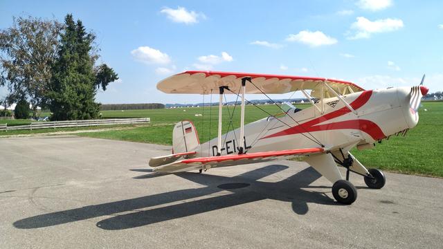 Bücker Jungmann in Parkposition von schräg vorne. Sommerwetter!