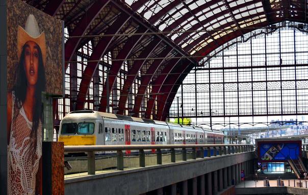 Antwerp-Centraal station. A train is coming in. Next to a large advertising poster.

Bahnhof Antwerpen-Centraal. Ein Zug faehrt gerade ein. Neben einem grossen Werbeplakat