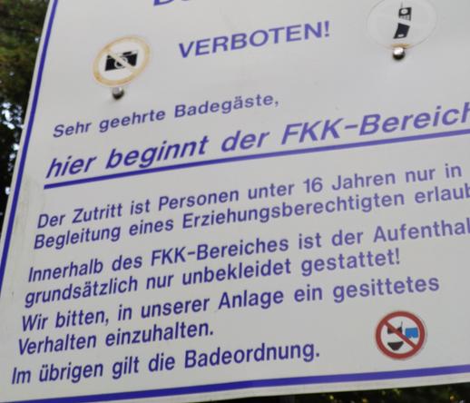 An image of a sign, written in German, saying that the the nudist beach is starting from there