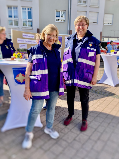 Uschi Kehder und Claudia Seemann im Westen der Notfallseelsorge vor einem Stehtisch