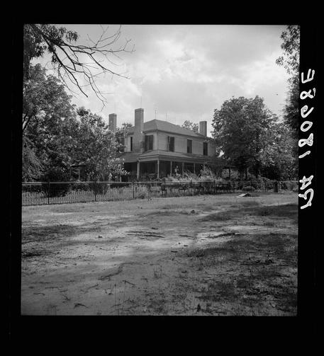 Plantation house where the Wray family has lived for generations. A cotton plantation of 2700 acres, employing fifty tenant families in 1918 and seven tenant families in 1937. Greene County, Georgia