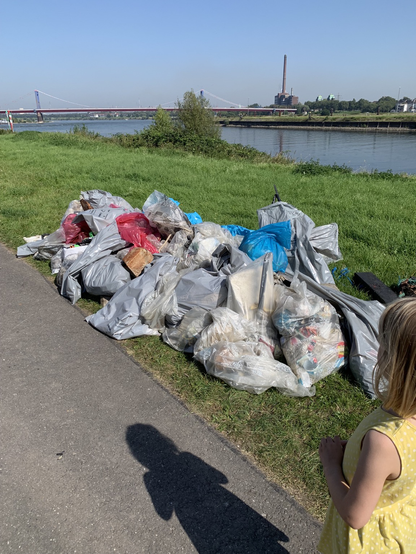 Ungefähr 20 Mülltüten, das Ergebnis aller soweit.