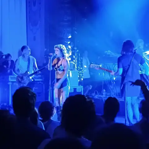 Gitarist, Sophie Straat en bassiste op de rug gezien