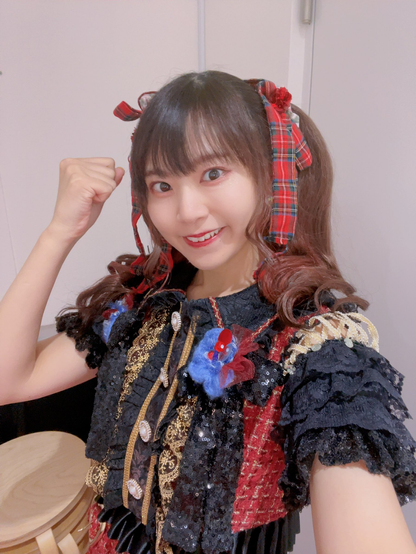 YuruPico pumping her fist. She is in a frilly uniform.