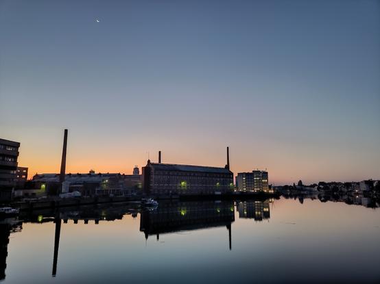 Morgendämmerung über der htw Berlin. Gebäude spiegeln sich in der Spree