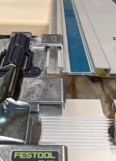 Die Makita-Schiene hat zusätzlich noch eine längs laufende Nase, sodass sie zu breit für den Winkelanschlag ist, der auf sie aufgeschoben werden soll