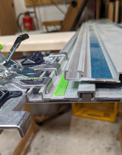 Aufsicht auf das Profil der Festool- und Makita-Führungsschiene nebeneinander, um den Unterschied deutlich zu machen
