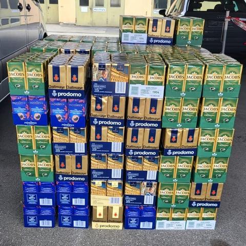 Sichergestellte Kaffeepackungen stehen gestapelt auf dem Boden