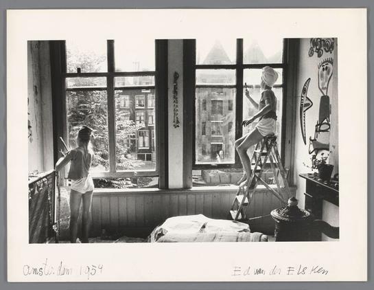 Twee van de kinderen van Ata Kandó schilderen de kozijnen in de kinderkamer van het woonhuis van Kandó en Ed van der Elsken, met beschilderde wanden door Karel Appel, Ed van der Elsken, c. 1955