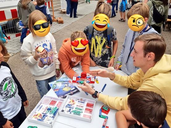 Kinder basteln mit dem Elektrobaukasten
