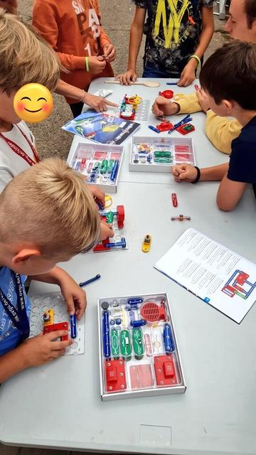 Kinder basteln mit dem Elektrobaukasten