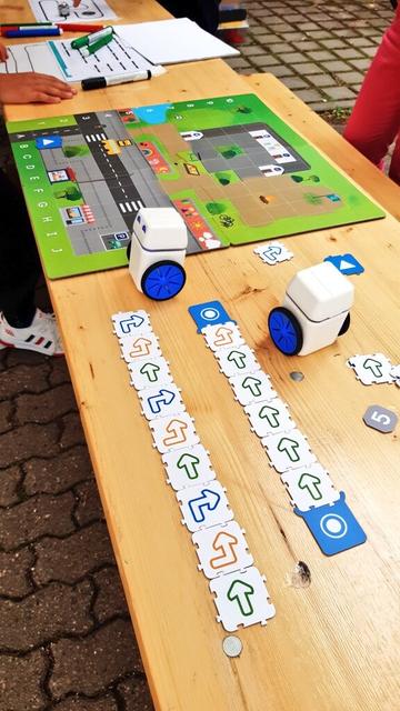 ausgelegte Programmierkacheln für den KUBO-Roboter