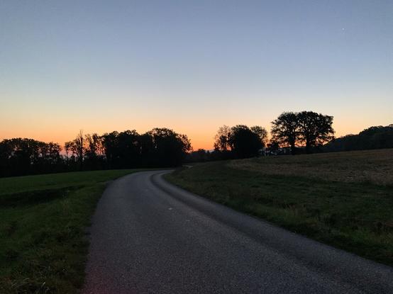 Lever de soleil sur la route entre Valleiry et Savigny, au pied du Vuache