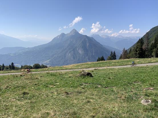 Les enfants à vélo sur la route qui monte au col de l'Arpettaz, devant la vallée d'Ugine et la dent de Cons (oui désolé c'est bien son nom...)