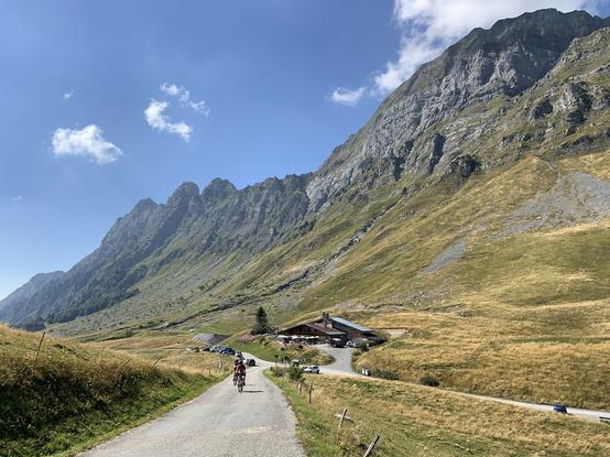 Le col de l'Arpettaz, le refuge du même nom et au fond les aiguilles du Mont et le Mont Charvin
