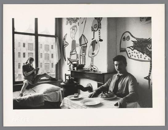 Karel Appel en een dochter van Ata Kandó in de kinderkamer in het woonhuis van Kandó en Ed van der Elsken, met beschilderde wanden door Appel, Ed van der Elsken, c. 1955