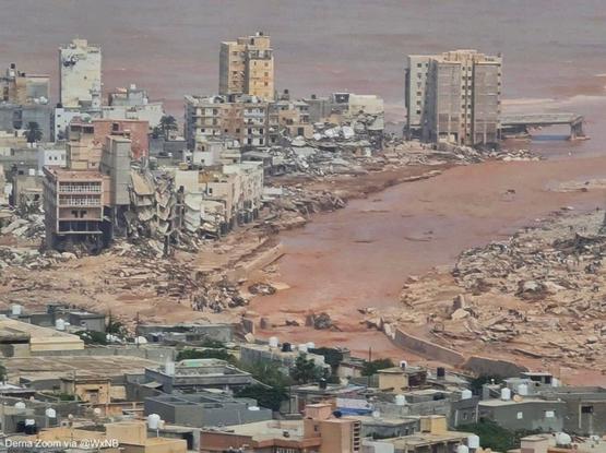 Foto de Derna després de ser arrasada per les inundacions. Hi ha tota una llengua per on no ha quedat cap casa