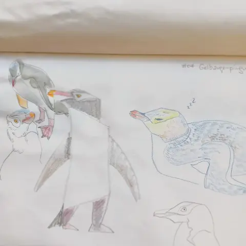 Skizzenbuch-Seite mit Zeichnungen von Pinguinen, teils mit Wasserfarben, teils mit Buntstiften
