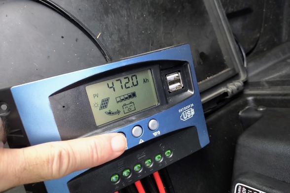 Charge controller showing 472 Ah photovoltaic input