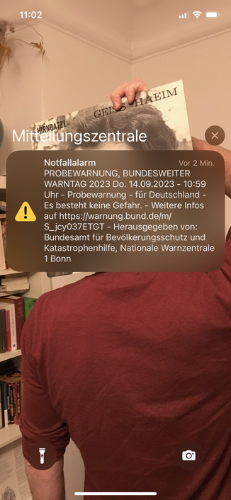 Bildschirmfoto eines Smartphones mit folgender Push Mitteilung:

PROBEWARNUNG, BUNDESWEITER WARNTAG 2023 Do. 14.09.2023 - 10:59 Uhr - Probewarnung - für Deutschland - Es besteht keine Gefahr. - Weitere Infos auf https://warnung.bund.de/m/ S_jcy037ETGT - Herausgegeben von: Bundesamt für Bevölkerungsschutz und Katastrophenhilfe, Nationale Warnzentrale 1 Bonn