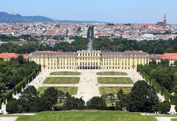 South view of the Schönbrunn Palace and park.