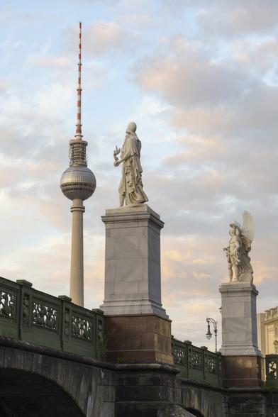 Telespargel in der Abendsonne, unterhalb der Schlossbrücke fotografiert. Mittig mit Rücken zum Betrachter die Göttin Athene,
Mit Blick auf dem Fernsehturm (links). Rechts im Bild eine Statue, von einem Krieger welcher vom Gott Nike gesegnet wird
