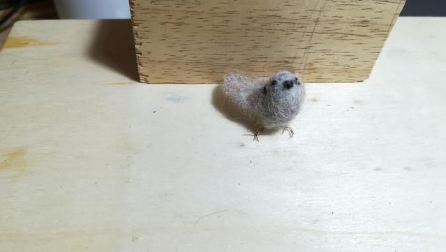 Une petite tourterelle en feutrine, arrondie comme un jeune moineau