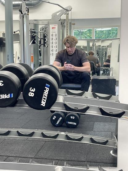 Foto i spegel på gymmet med 40 kg hantlar