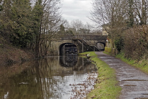 A photo titled "Kennet and Avon canal, Devizes", taken near Lock 50, Kennet Lock (Top Lock) by Paul Gulliver on Flickr.