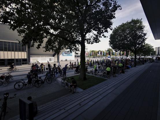 Sammel- und Treffpunkt zur Fahrradsternfahrt.Ruhr 2023 an der Grugahalle. Ein paar Bäume, ca 350 bis 450 teilnehmende Radfahrer.innen.