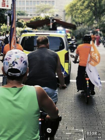 Ankunft in der Stadmitte, vorne weg die begleitende Poizei mit einem Einsatzfahrzeug, dahinter Ordnungspersonal vom ADFC und weitere Radfahrer.innen.