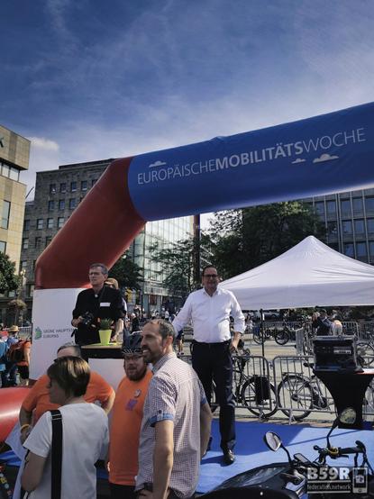 Bühne am Kennedyplatz, Oberbürgermeister Kufen und Mitarbeiter.innen der Stadt Essen, VeranstaltungsLeitung vom ADFC