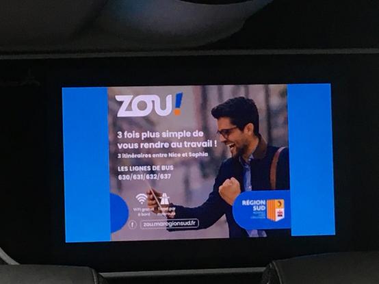 Pub pour le réseau Zou qui dessert Sophia Antipolis, on voit un gars CSP+ habillé pour aller bosser (lunettes, chemise, veste) super content en voyant les nouveaux horaires sur son téléphone.
Le texte dit « 3 fois plus simple de vous rendre au travail »