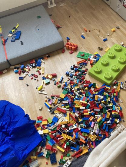 Boden bedeckt mit Legosteinen
