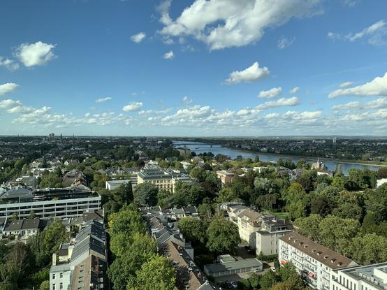 Aussicht aus dem Neuen Kanzlerplatz 18. Stock, am Horizont: Köln