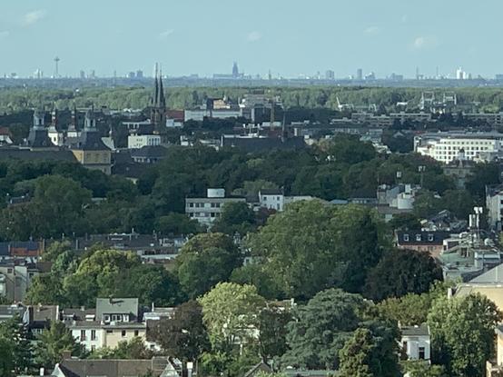 Aussicht aus dem Neuen Kanzlerplatz, 18. Stock, Zoom auf den Kölner Dom am Horizont