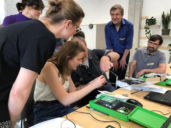 Eindrücke aus dem Sensorik-Workshop am 1. Juli 2023 bei der KI-Ideenwerkstatt Umweltschutz zum Thema „Städtische Bäume und Wälder mit künstlicher Intelligenz und Daten schützen“.