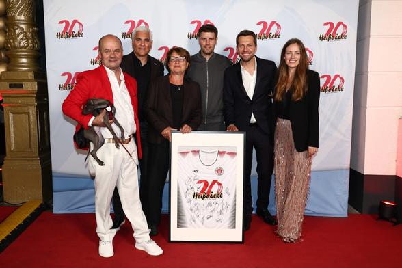 Corny Littmann, Andreas Bornemann, Christiane Hollander, Fabian Hürzeler, Hannes Vater und Tessa Aust bei der Gala zum 20-jährigen Jubiläum der Heißen Ecke.