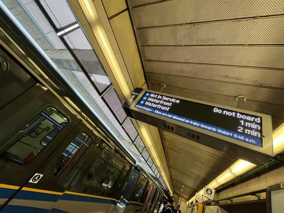Fotografía mostrando un andén de metro con la notificación de no abordar el tren presente