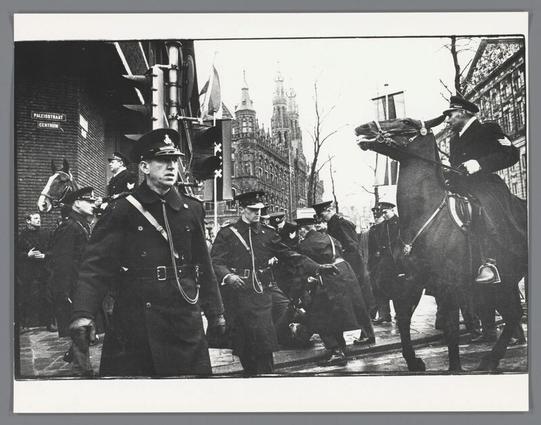 Rellen bij het huwelijk van prinses Beatrix en prins Claus, Nieuwezijds Voorburgwal, Amsterdam, Ed van der Elsken, 1966
