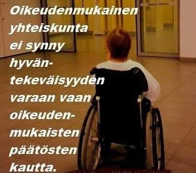 Lapsi istuu pyörätuolissa sairaalamekko päällä. Hän on selin kuvaajaan. Teksti: "Oikeudenmukainen yhteiskunta ei synny hyväntekeväisyyden varaan vaan oikeudenmukaisten poliittisten päätösten kautta."